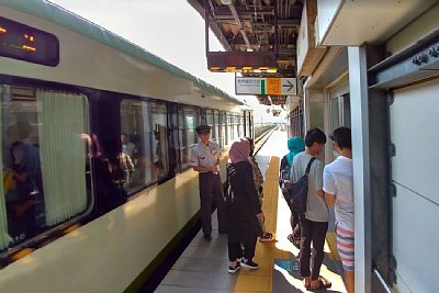 小海線ホームにキハ110形が停車しています