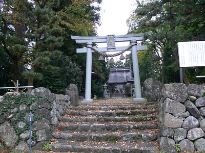 現在の井田館跡（白山社）の正門です