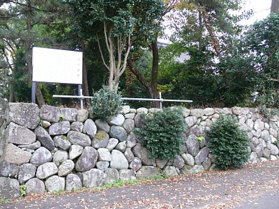 井田館(白山社本殿)を囲む石垣