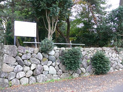 井田館（白山社本殿）を囲む石垣