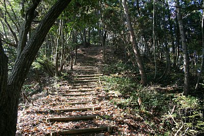 下りの階段が続きます