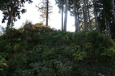 主郭の背後ににそびえ立つ巨大な土塁