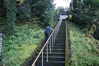 八幡社社殿への階段です