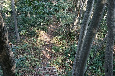 階段の下には小曲輪