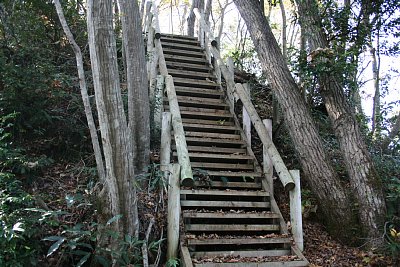 いくつも階段があり、小曲輪をつないでいます