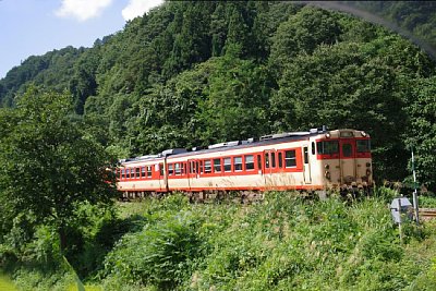 上桑名川駅付近を走るキハ58系