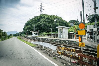 踏切がそばにあります