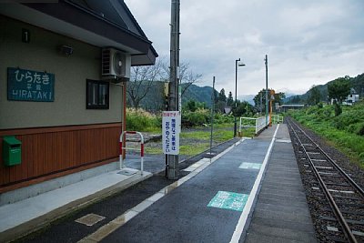 ホームと駅名標