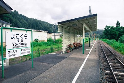 単式ホームと駅名標