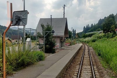 ホームの向こうで線路がカーブしています