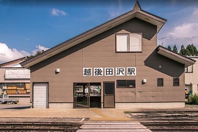 ホームと駅舎の間に側線が残っています