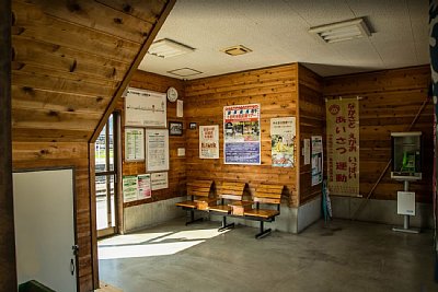 待合所の中には公衆電話まであります