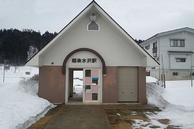 雪の越後水沢駅
