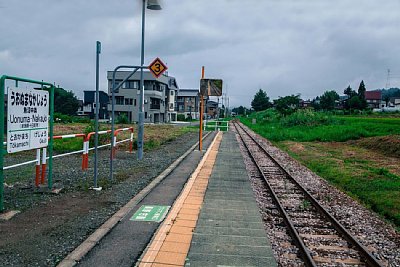 単式ホームと駅名標