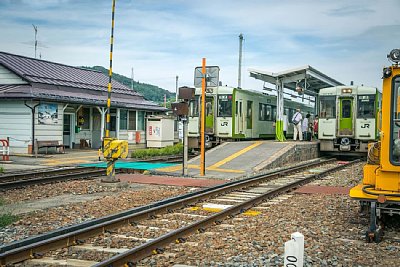 旧駅舎時代ですが、島式ホームで列車がすれ違います