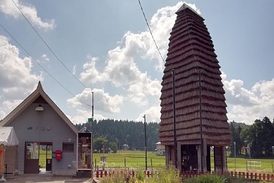 下条駅駅舎と「茅葺の塔」