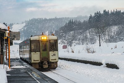 内ヶ巻駅に停車するキハ110系気動車