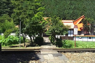 永國寺の境内を突っ切っていますね