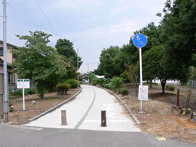 四方駅を出た線路は左にカーブしています