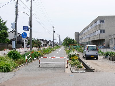 射北中学校前駅跡から学校側を見る