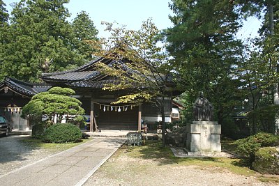 本丸にある井波八幡宮