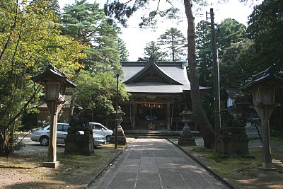 本丸跡に建つ井波八幡宮