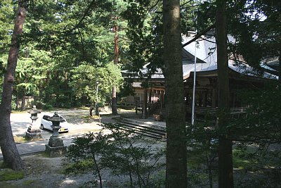 本丸土塁の櫓跡からみた井波八幡宮