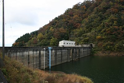 城山の麓には上市川ダムがあります