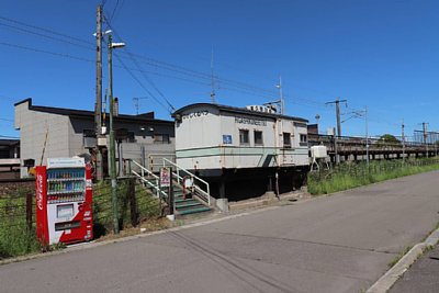 道路から階段を上がると駅舎に入る