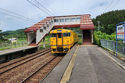 ホームと跨線橋