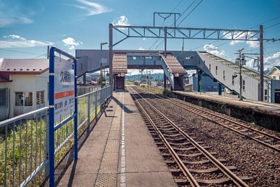 ホームと跨線橋