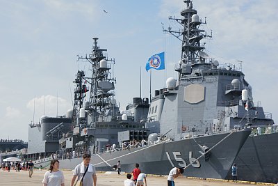 「せとぎり」DD-156と「みょうこう」DDG-175」（右）