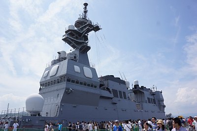 巨大なアイランド型艦橋