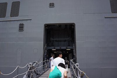 「いせ」の艦内に突入します