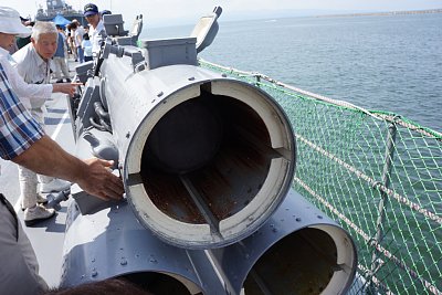 68式3連装短魚雷発射管の内部