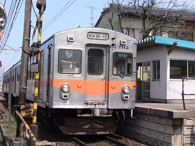 浅野川線を走る8000系電車