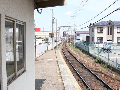 ホームから野町方面を見る