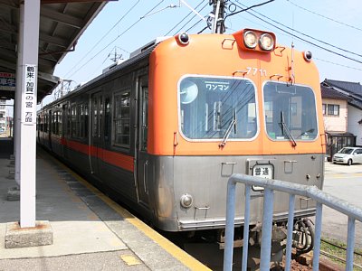 浅野川線を走る8000系電車