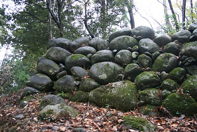 組まれている石は川原石です