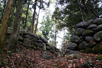 石の門跡 升方城の大手門です