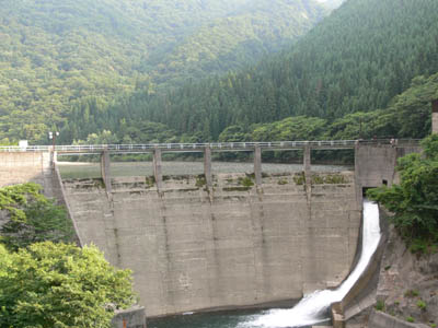 石徹白ダム全景