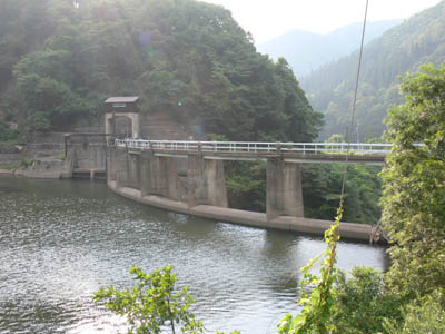 右岸上流から堤体を望む