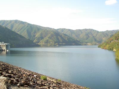 ダム湖は東仙峡金山湖