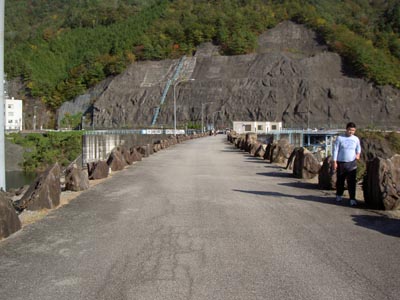 天端は広く自動車も通れます
