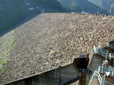 右岸上流から堤体を見る