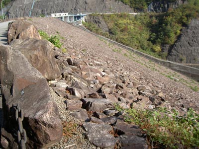 左岸上流側から堤体を見る