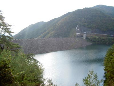 上流から堤体を見る