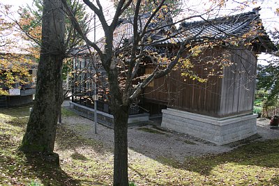 北側の土塁上から神明社社殿を見る