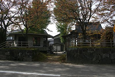 東側の石垣は元は土塁だったようです