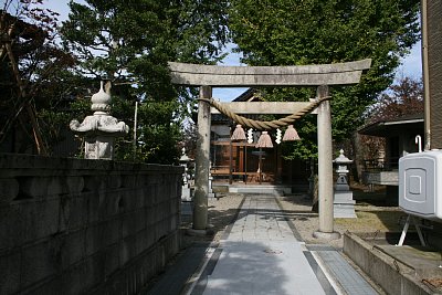 現在の寺家新屋敷館跡には神明社社殿があります